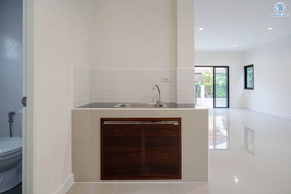 บ้านมือสองตกแต่งใหม่ โครงการ บุรีรมย์ วัดพระเงิน หน้าบ้านไม่ชนใคร เนื้อที่ 37.1 ตร.ว. ฟังก์ชัน 3 ห้องนอน 2 ห้องน้ำ 1 ที่จอดรถ พื้นที่ใช้สอยกว้างขวาง เดินทางสะดวกสบาย บนทำเลเชื่อมต่อถนนกาญจนาภิเษก ใกล้เซ็นทรัลเวสต์เกต โครงการรถไฟฟ้าสายสีม่วง "สถานีตลาดบางใหญ่" และทางด่วนศรีรัช...